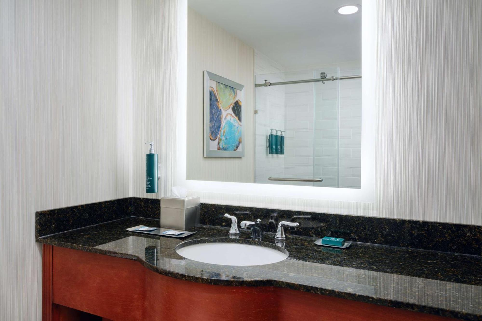 Doubletree By Hilton Greensboro Extérieur photo