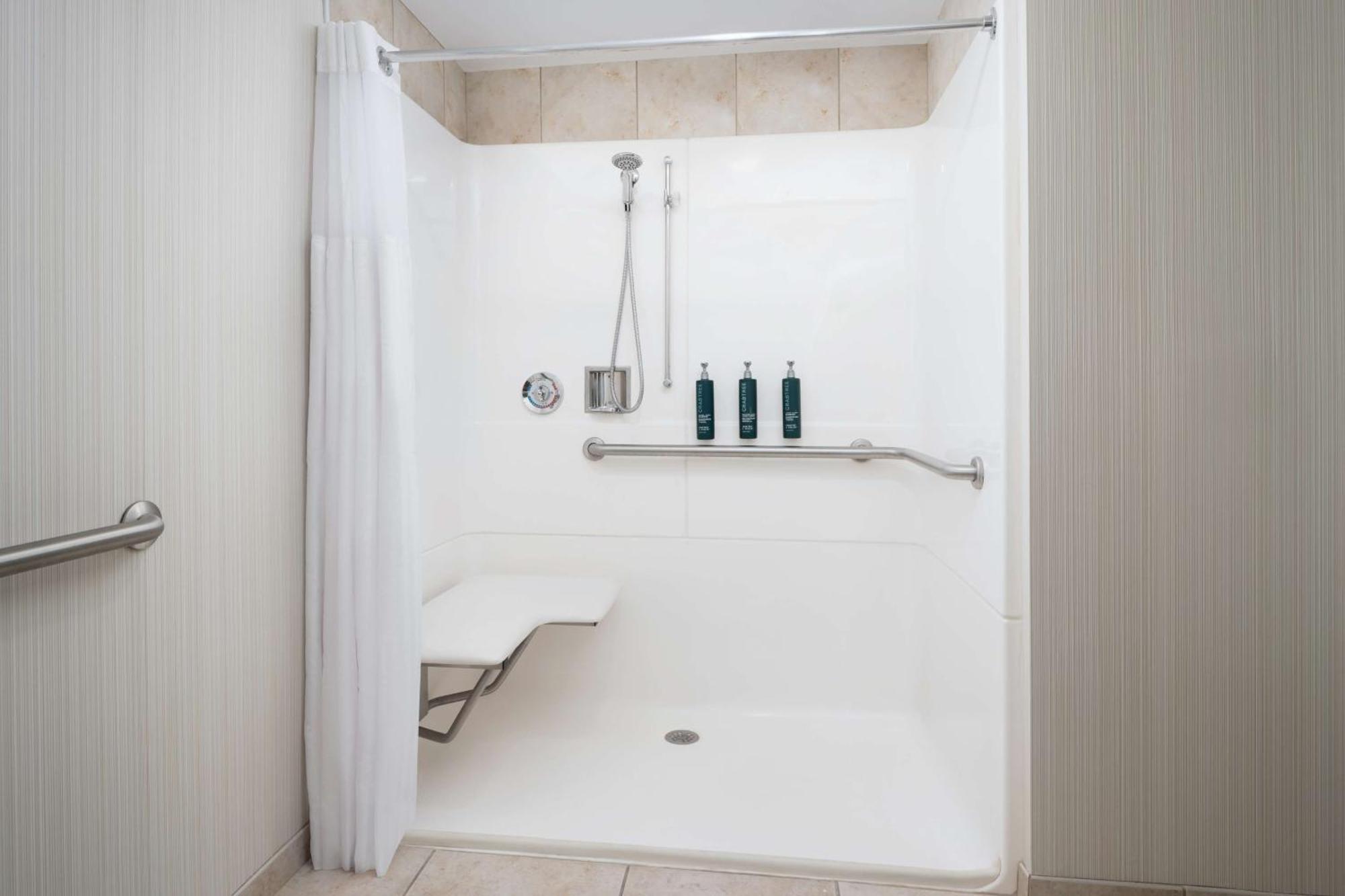 Doubletree By Hilton Greensboro Extérieur photo