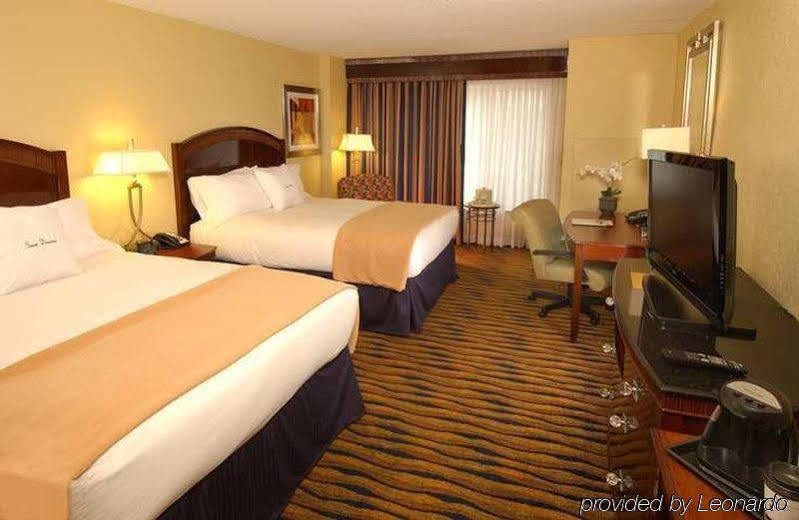 Doubletree By Hilton Greensboro Extérieur photo